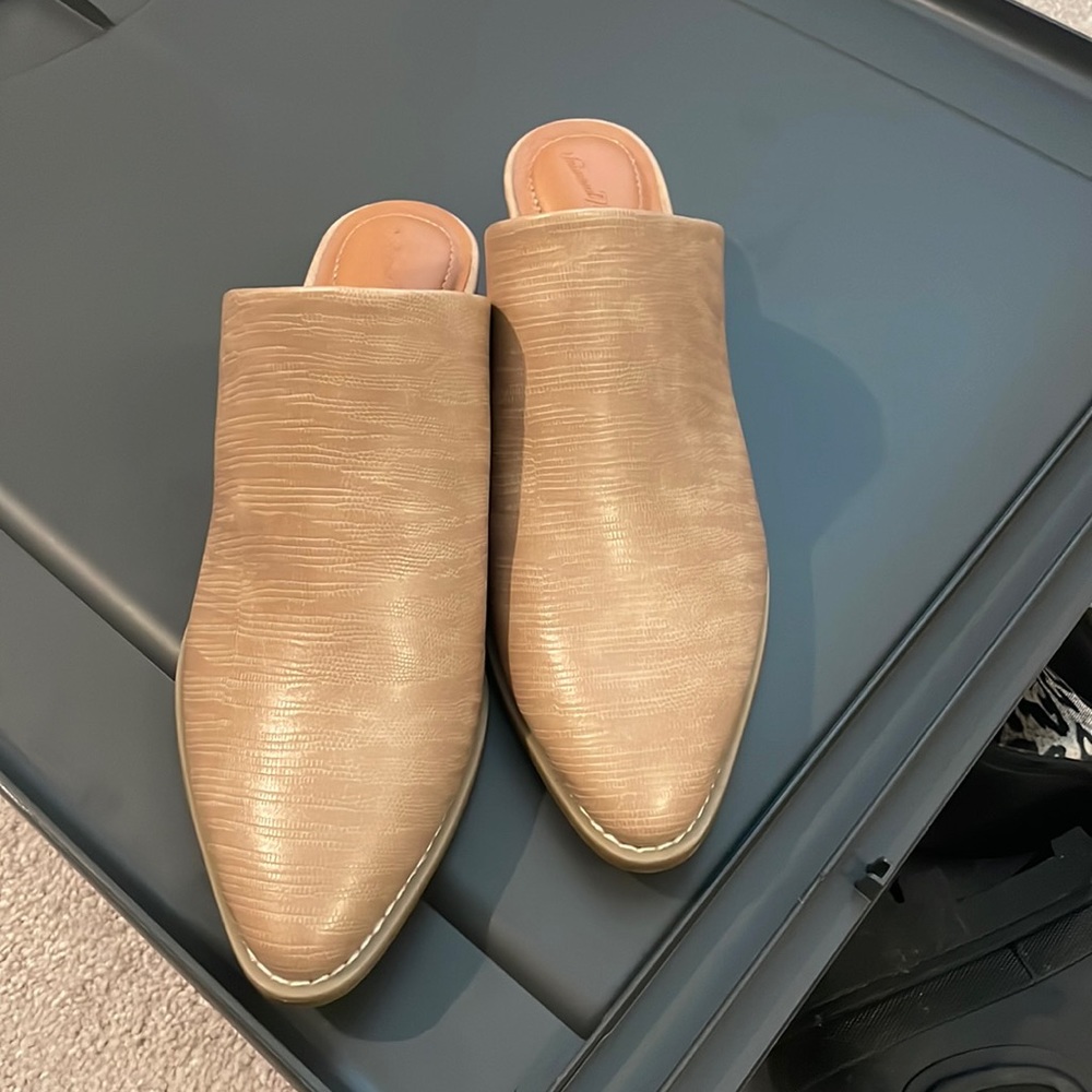 Universal Threads mules size 6.5